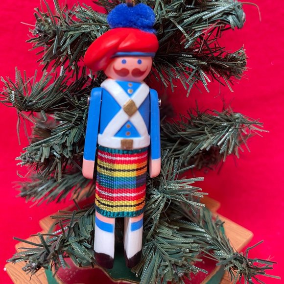 Scottish Highlander Clothespin Soldier Hallmark Ornament - Picture 1 of 6